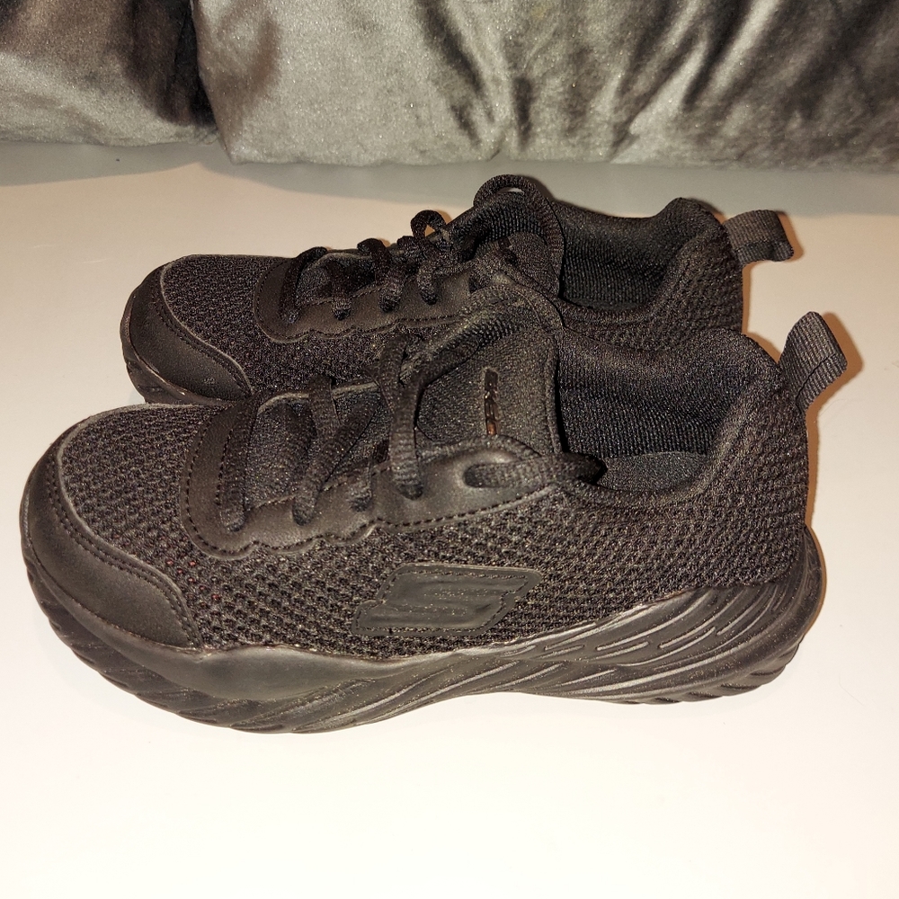 EUC SKECHERS BLACK LIGHTWEIGHT SNEAKERS SIZE 12½ STYLE 403751L-BBK LIKE NEW